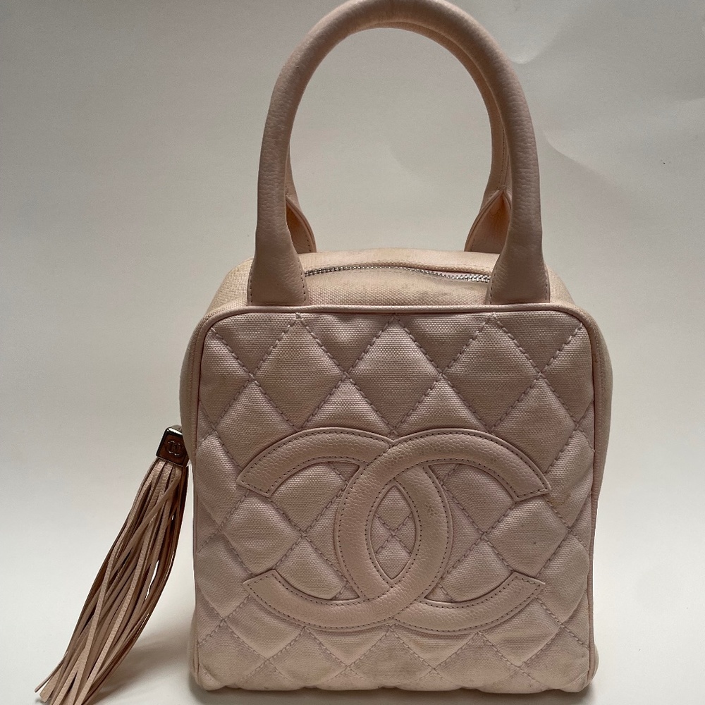 VINTAGE SOFT PINK CHANEL HANDBAG!!